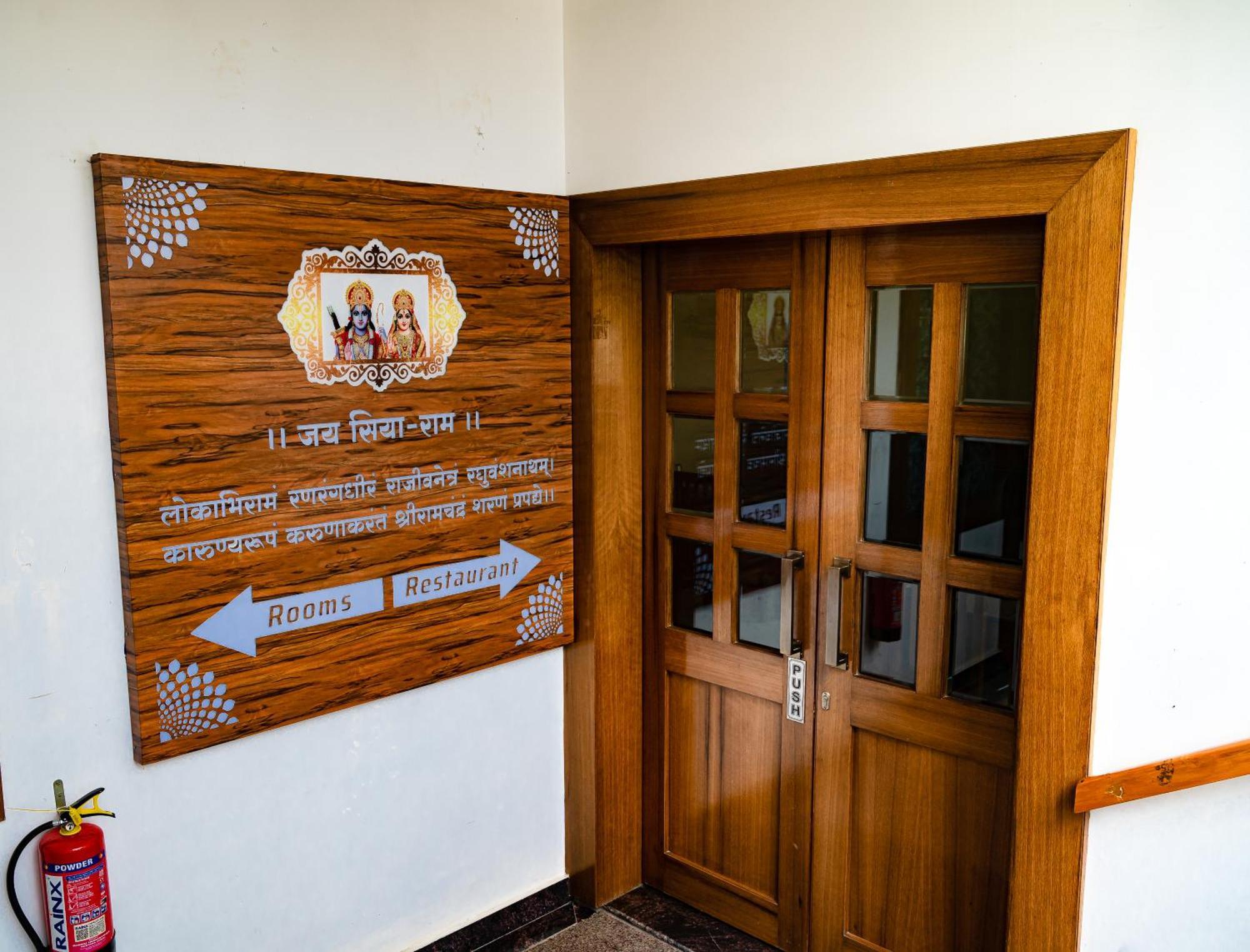 Amritara Ramila Kutir Hotel Ayodhya Buitenkant foto