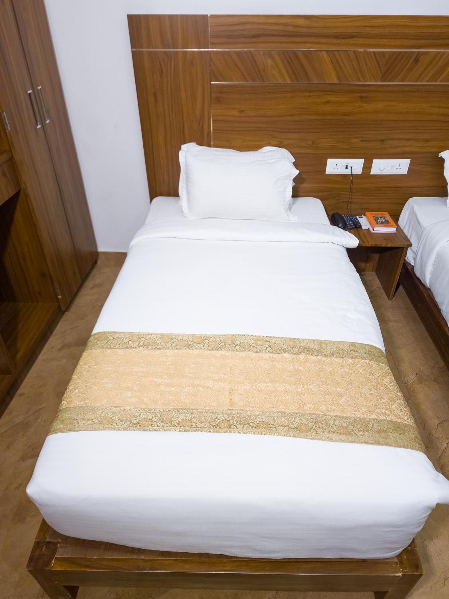 Amritara Ramila Kutir Hotel Ayodhya Buitenkant foto